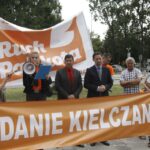 Członkowie Ruchu Palikota protestują przeciw nadaniu biskupowi Kazimierzowi Ryczanowi tytułu Honorowego Obywatela Kielc / Kamil Król / Radio Kielce
