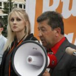 Członkowie Ruchu Palikota protestują przeciw nadaniu biskupowi Kazimierzowi Ryczanowi tytułu Honorowego Obywatela Kielc / Kamil Król / Radio Kielce