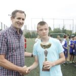 Puchar za I miejsce wśród podstawówek wręczał dyrektor Wydziału Edukacji, Kultury i Sportu UM w Kielcach Mieczysław Tomala / Kamil Król / Radio Kielce