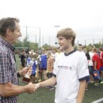 Puchar za I miejsce wśród gimnazjów wręczał dyrektor Wydziału Edukacji, Kultury i Sportu UM w Kielcach Mieczysław Tomala / Kamil Król / Radio Kielce