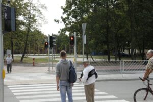 Na skrzyżowaniu alei Tysiąclecia Państwa Polskiego i ulicy radiowej działa już sygnalizacja świetlna / Radio Kielce