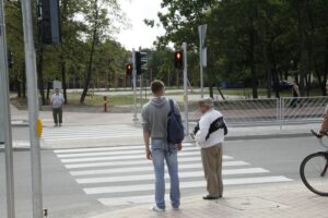 Na skrzyżowaniu alei Tysiąclecia Państwa Polskiego i ulicy radiowej działa już sygnalizacja świetlna / Kamil Król / Radio Kielce