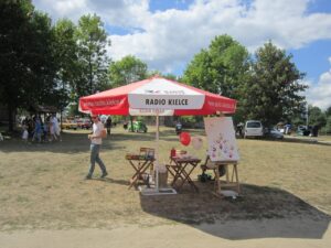 Przybij Piątkę w Tokarni wraz z motocyklami i zabytkowymi pojazdami / Konrad Łużniak / Radio Kielce