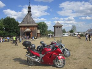 Przybij Piątkę w Tokarni wraz z motocyklami i zabytkowymi pojazdami / Konrad Łużniak / Radio Kielce