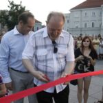 Otwarcie Salonu Miejskiego na Rynku w Kielcach, wstęgę przecina przewodniczący RM w Kielcach Tomasz Bogucki / Kamil Król / Radio Kielce