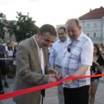Otwarcie Salonu Miejskiego na Rynku w Kielcach, wstęgę przecina  prezydent Kielc Wojciech Lubawski / Kamil Król / Radio Kielce