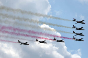 Pokazy Lotnicze Air Show 2013 w Radomiu. Zespół akrobacyjny Biało-Czerwone Iskry / Wojciech Habdas / Radio Kielce