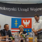 Wojewoda świętokrzyski Bożentyna Pałka-Koruba przekazała dyrektorowi Wojewódzkiego Szpitala Zespolonego w Kielcach ponad 2 miliony złotych / Bartłomiej Zapała / Radio Kielce