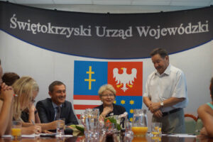 Wojewoda świętokrzyski Bożentyna Pałka-Koruba przekazała dyrektorowi Wojewódzkiego Szpitala Zespolonego w Kielcach ponad 2 miliony złotych / Bartłomiej Zapała / Radio Kielce