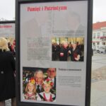 Plenerowa wystawa „Warto być Polakiem" / Paweł Solarz / Radio Kielce