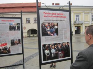 Plenerowa wystawa „Warto być Polakiem" / Paweł Solarz / Radio Kielce