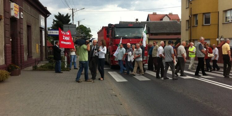 Blokada krajowej 74 w Opatowie / Teresa Czajkowska / Radio Kielce