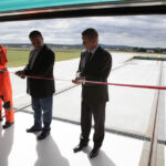 Nowa baza dla kieleckiej Śmigłowcowej Służby Ratownictwa Medycznego. Wstęgę przecinają Dyrektor Lotniczego Pogotowia Ratunkowego - Robert Gałązkowski i Podsekretarz Stanu w Ministerstwie Zdrowia Cezary Rzemek / Wojciech Habdas / Radio Kielce