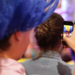 Prezentacja drużyny szczypiornistów Vive Targów Kielce. Niektórzy kibice mieli fantazyjne fryzury w barwach klubu. / Wojciech Habdas / Radio Kielce