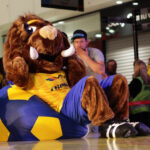 Prezentacja drużyny szczypiornistów Vive Targów Kielce. Kiełek miał dużo pracy na scenie, znalazł jednak chwilę na odpoczynek. / Wojciech Habdas / Radio Kielce