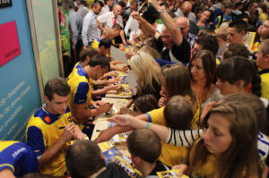 Prezentacja drużyny szczypiornistów Vive Targów Kielce. Na zakończenie kibice mogli zdobyć autografy swoich idoli / Wojciech Habdas / Radio Kielce