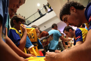 Prezentacja drużyny szczypiornistów Vive Targów Kielce. Na zakończenie kibice mogli zdobyć autografy swoich idoli / Wojciech Habdas / Radio Kielce