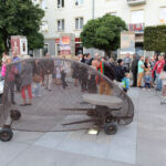 Otwarcie instalacji przestrzennej "Turbina" na pl. Artystów. Turbinie towarzyszyły inne instalacje artysty. / Wojciech Habdas / Radio Kielce