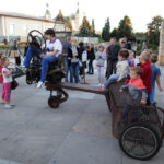 Otwarcie instalacji przestrzennej "Turbina" na pl. Artystów. Turbinie towarzyszyły inne instalacje artysty. / Wojciech Habdas / Radio Kielce