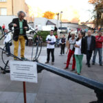 Otwarcie instalacji przestrzennej "Turbina" na pl. Artystów. Turbinie towarzyszyły inne instalacje artysty. Jedną z nich wypróbował Andrzej Mochoń, prezes Targów Kielce. / Wojciech Habdas / Radio Kielce