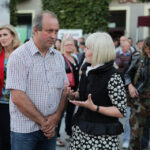 Otwarcie instalacji przestrzennej "Turbina" na pl. Artystów. Dorota Tworek rozmawia z twórcą Turbiny - Adamem Garnkiem. / Wojciech Habdas / Radio Kielce