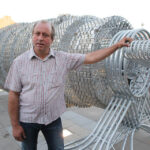 Otwarcie instalacji przestrzennej "Turbina" na pl. Artystów. Adam Garnek przy swojej instalacji. / Wojciech Habdas / Radio Kielce