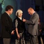 Otwarcie instalacji przestrzennej "Turbina" na pl. Artystów. Z rąk posła do Parlamentu Europejskiego Bogusława Sonika Dorota i Tomasz Tworkowie otrzymali odznaki honorowe "Zasłużony dla Kultury Polskiej" / Wojciech Habdas / Radio Kielce