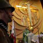 Odsłonięcie i poświęcenie pomnika Żołnierzy WP poległych w czasie wojny. Uroczysta msza święta w kościele w Wiśniówce. / Wojciech Habdas / Radio Kielce