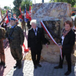 Odsłonięcie i poświęcenie pomnika Żołnierzy WP poległych w czasie wojny. Pomnik odsłoniły córki dowodzącego w bitwie płk. Bronisława Kowalczewskiego. / Wojciech Habdas / Radio Kielce
