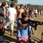 VI Piknik Historyczny "II Wojna Światowa w Chęcinach".  Zaprezentowano oryginalne uzbrojenie z okresu II Wojny Światowej. / Wojciech Habdas / Radio Kielce