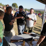 VI Piknik Historyczny "II Wojna Światowa w Chęcinach".  Zaprezentowano oryginalne uzbrojenie z okresu II Wojny Światowej. / Wojciech Habdas / Radio Kielce