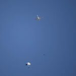 VI Piknik Historyczny "II Wojna Światowa w Chęcinach". Rekonstrukcja przyjmowania zrzutów lotniczych i cichociemnych (które miały miejsce także w okolicach Chęcin) / Wojciech Habdas / Radio Kielce