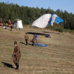 VI Piknik Historyczny "II Wojna Światowa w Chęcinach". Rekonstrukcja przyjmowania zrzutów lotniczych i cichociemnych (które miały miejsce także w okolicach Chęcin) / Wojciech Habdas / Radio Kielce