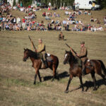 VI Piknik Historyczny "II Wojna Światowa w Chęcinach". Rekonstrukcja przyjmowania zrzutów lotniczych i cichociemnych (które miały miejsce także w okolicach Chęcin) / Wojciech Habdas / Radio Kielce