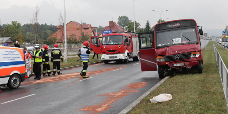 12.09.2013. Zderzenie busa z karetką na Krakowskiej w Kielcach / Wojciech Habdas / Radio Kielce