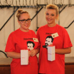 Koncert charytatywny "Mały Gest", z którego dochód przeznaczony jest  na rehabilitację osób z autyzmem. Wolontariuszki Martyna i Ania. / Wojciech Habdas / Radio Kielce