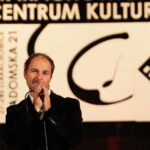 Koncert charytatywny "Mały Gest", z którego dochód przeznaczony jest  na rehabilitację osób z autyzmem. Występ Darka Bernatka. / Wojciech Habdas / Radio Kielce