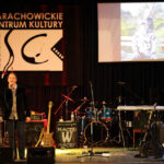 Koncert charytatywny "Mały Gest", z którego dochód przeznaczony jest  na rehabilitację osób z autyzmem. Występ Darka Bernatka. / Wojciech Habdas / Radio Kielce