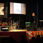 Koncert charytatywny "Mały Gest", z którego dochód przeznaczony jest  na rehabilitację osób z autyzmem. Występ Darka Bernatka. / Wojciech Habdas / Radio Kielce