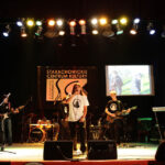 Koncert charytatywny "Mały Gest", z którego dochód przeznaczony jest  na rehabilitację osób z autyzmem. Występ grupy Raincoat. / Wojciech Habdas / Radio Kielce