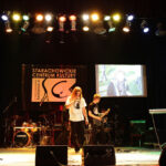 Koncert charytatywny "Mały Gest", z którego dochód przeznaczony jest  na rehabilitację osób z autyzmem. Występ grupy Raincoat. / Wojciech Habdas / Radio Kielce