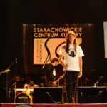 Koncert charytatywny "Mały Gest", z którego dochód przeznaczony jest  na rehabilitację osób z autyzmem. Występ grupy Raincoat. / Wojciech Habdas / Radio Kielce