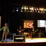 Koncert charytatywny "Mały Gest", z którego dochód przeznaczony jest  na rehabilitację osób z autyzmem. Występ grupy Raincoat. / Wojciech Habdas / Radio Kielce