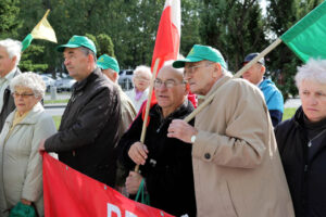 Pikieta Działkowców przed Urzędem Wojewódzkim / Wojciech Habdas / Radio Kielce