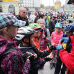 22.9.2013 Światowy dzień bez samochodu. Rowerowa masa krytyczna. Dzieciaki otrzymały gwizdki. / Wojciech Habdas / Radio Kielce