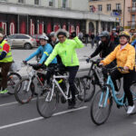 22.9.2013 Światowy dzień bez samochodu. Rowerowa masa krytyczna. W zielonej kurtce prezes Targów Kielce Andrzej Mochoń. / Wojciech Habdas / Radio Kielce