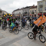 22.9.2013 Światowy dzień bez samochodu. Rowerowa masa krytyczna. Meta na rynku. / Wojciech Habdas / Radio Kielce