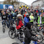 22.9.2013 Światowy dzień bez samochodu. Rowerowa masa krytyczna. Meta na rynku. / Wojciech Habdas / Radio Kielce