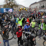 22.9.2013 Światowy dzień bez samochodu. Rowerowa masa krytyczna. Meta na rynku. / Wojciech Habdas / Radio Kielce