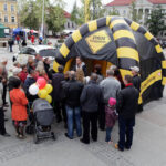 22.9.2013. Światowy Dzień Bez Samochodu. Robert Moskwa uczulał zebranych, w jaki sposób nie stać się ofiarą oszustów. / Wojciech Habdas / Radio Kielce